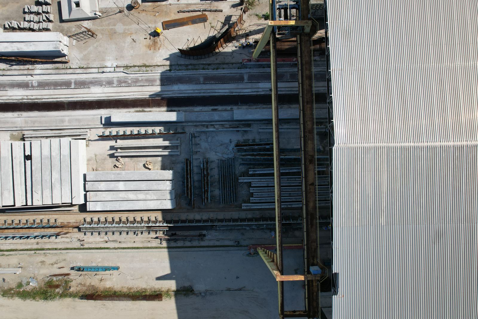 Pista de produção de lajes alveolares na fábrica da Prefabrick