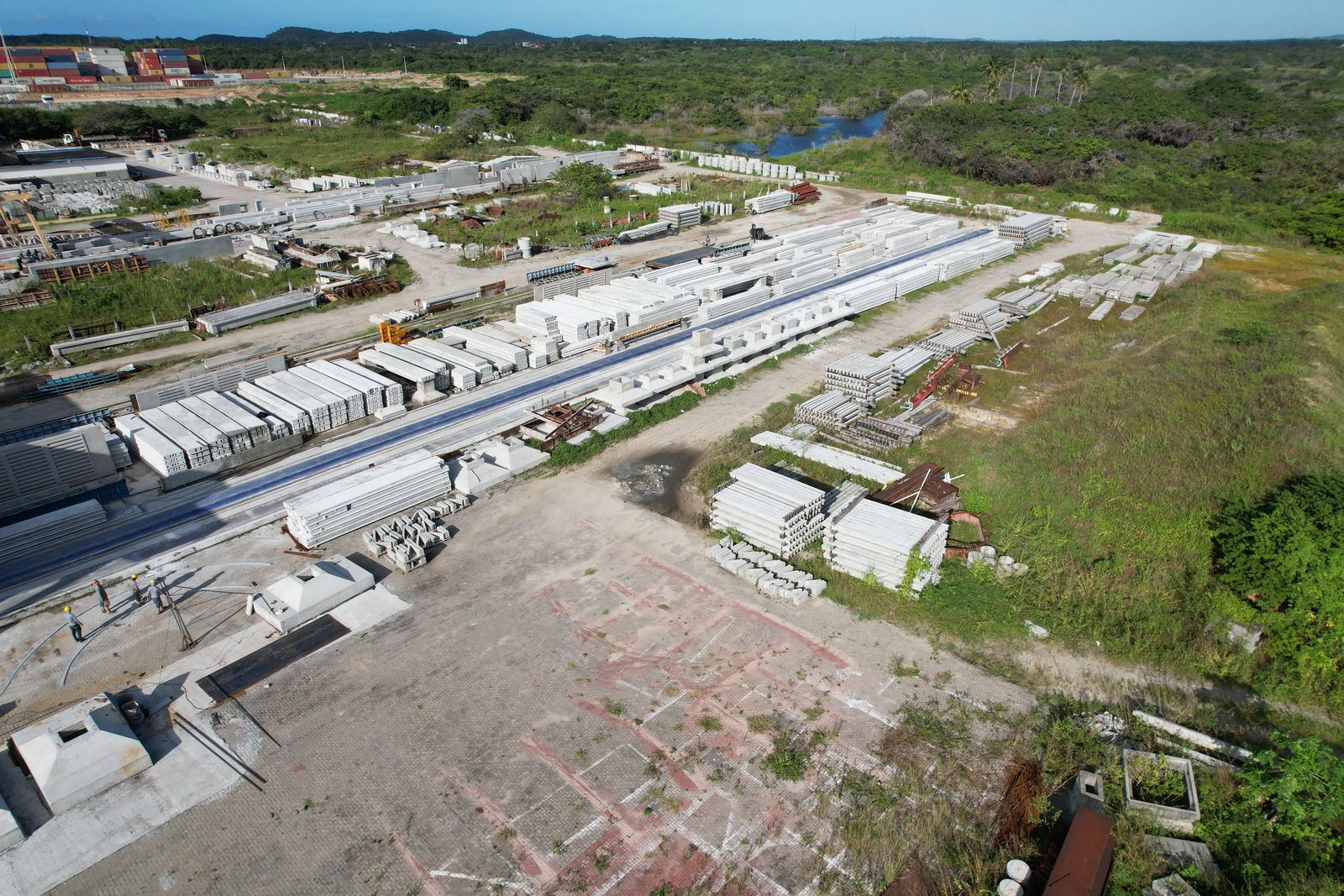 Vigas pré-fabricadas no pátio da fábrica da Prefabrick