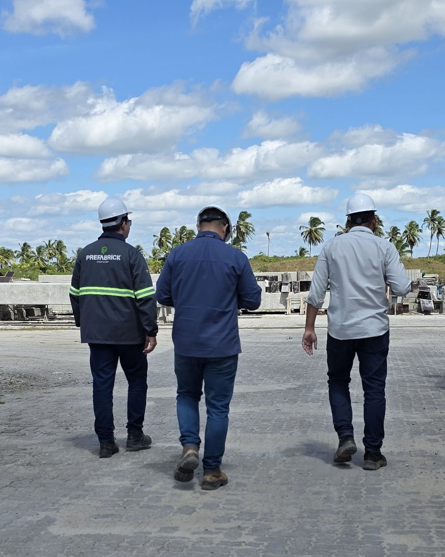 Equipe da Prefabrick caminhando pelo pátio da fábrica